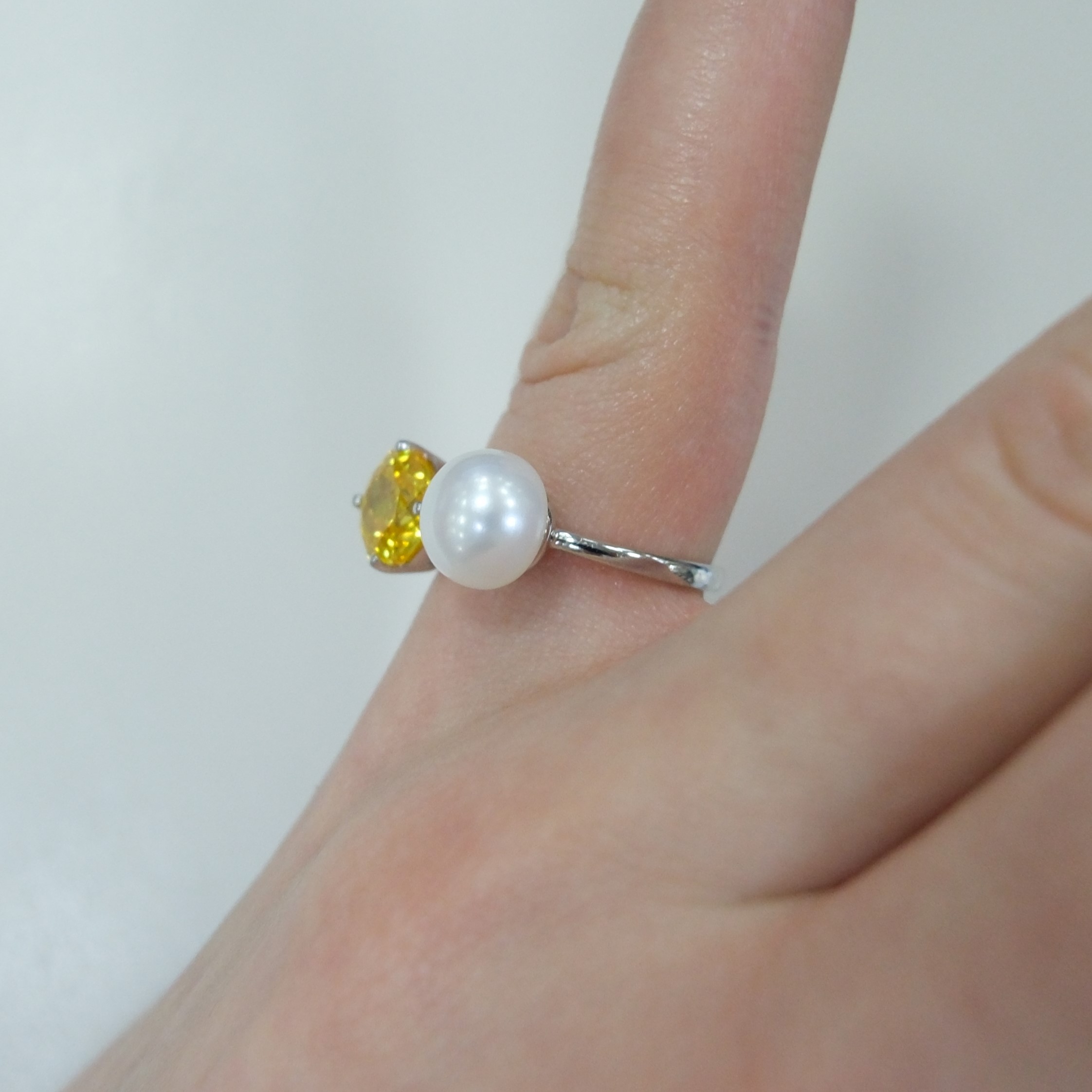 Серебряное незамкнутое кольцо с жемчугом и кубическим цирконием
